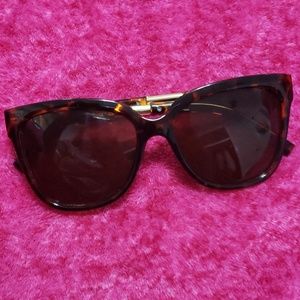 Brown tortoise shell style sunglasses